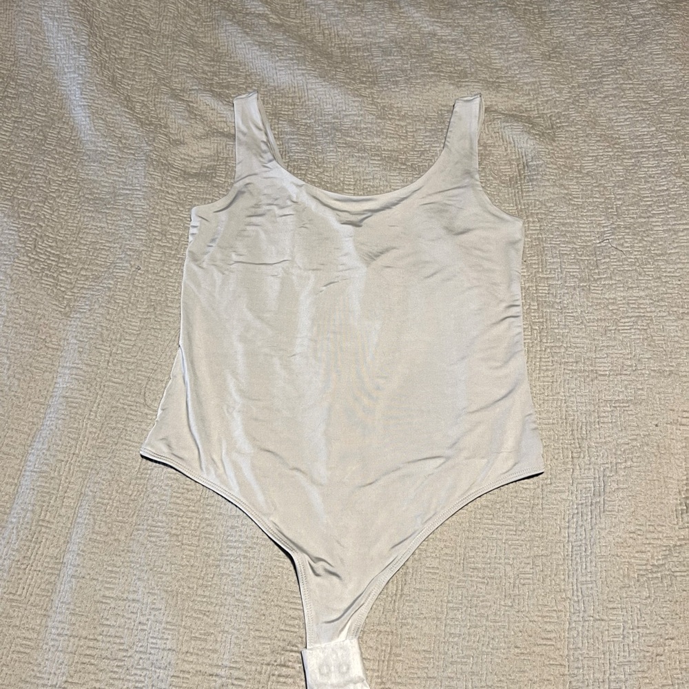 NWT Express Body Contour Scoop Neck Bodysuit in Light Grey